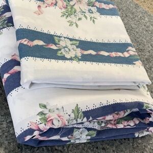 Vintage Thomaston full top sheet and one pillowcase